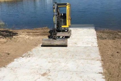 Wykop slipu dla jachtu za pomocą minikoparki